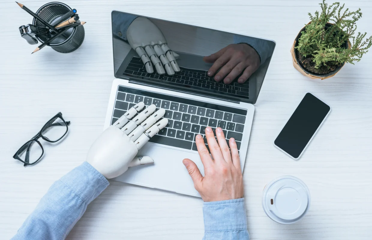 AI per aziende – Rappresentazione grafica di un cervello artificiale su un monitor